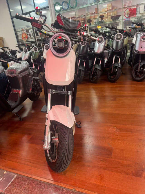 1500W motor, 48V/30A battery, capable of sustaining a range of 90 kilometers. Arctic White color scheme. One-year warranty. Top speed of up to 60 km/h.