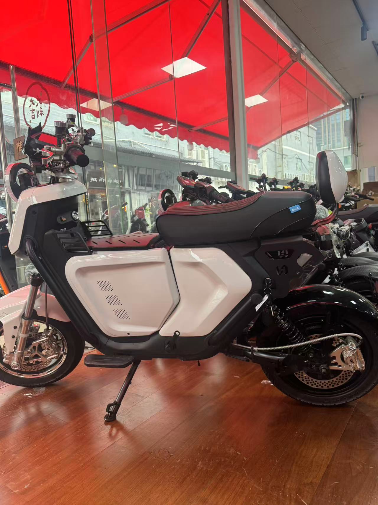 1500W motor, 48V/30A battery, capable of sustaining a range of 90 kilometers. Arctic White color scheme. One-year warranty. Top speed of up to 60 km/h.