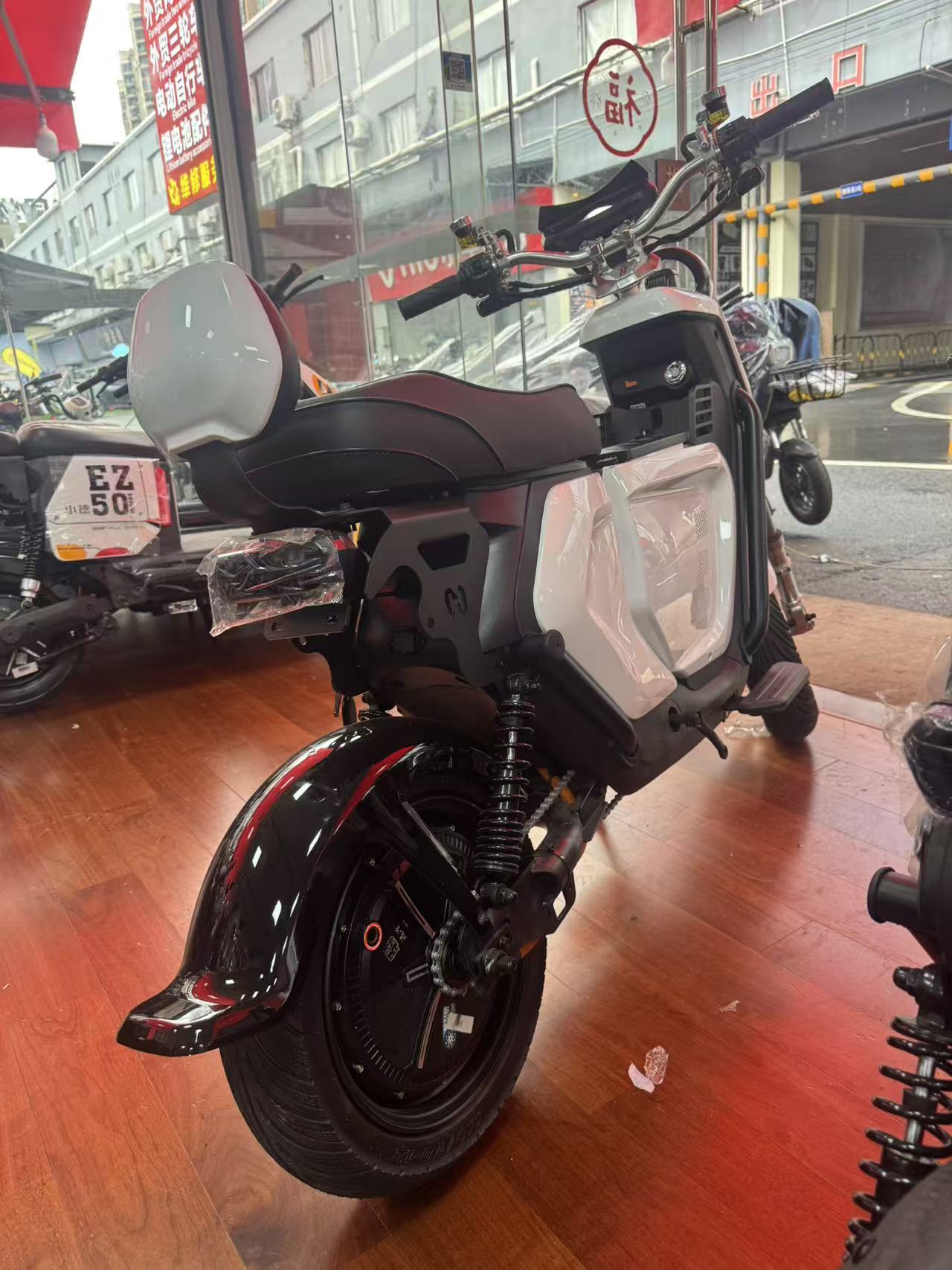 1500W motor, 48V/30A battery, capable of sustaining a range of 90 kilometers. Arctic White color scheme. One-year warranty. Top speed of up to 60 km/h.