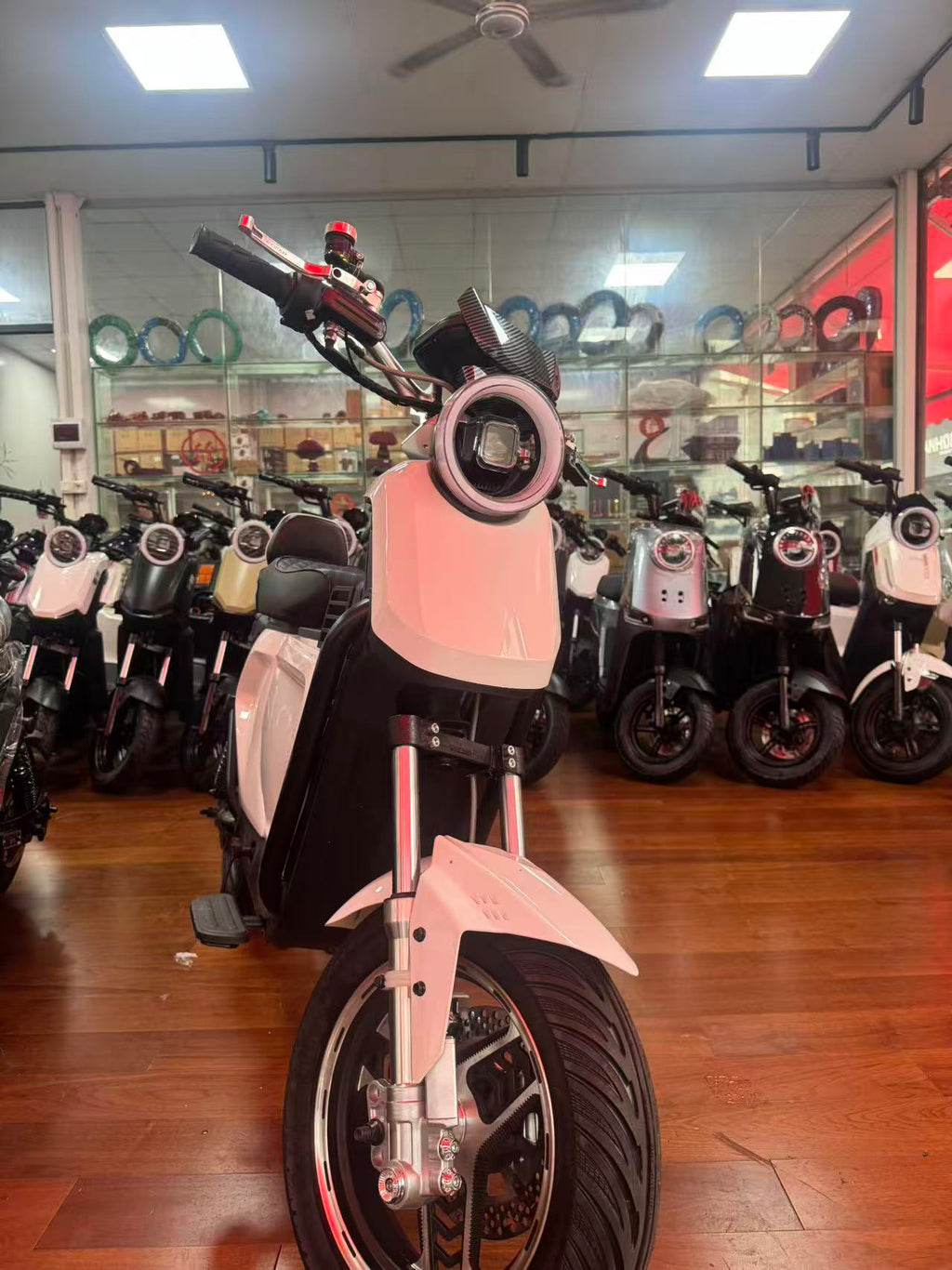 1500W motor, 48V/30A battery, capable of sustaining a range of 90 kilometers. Arctic White color scheme. One-year warranty. Top speed of up to 60 km/h.