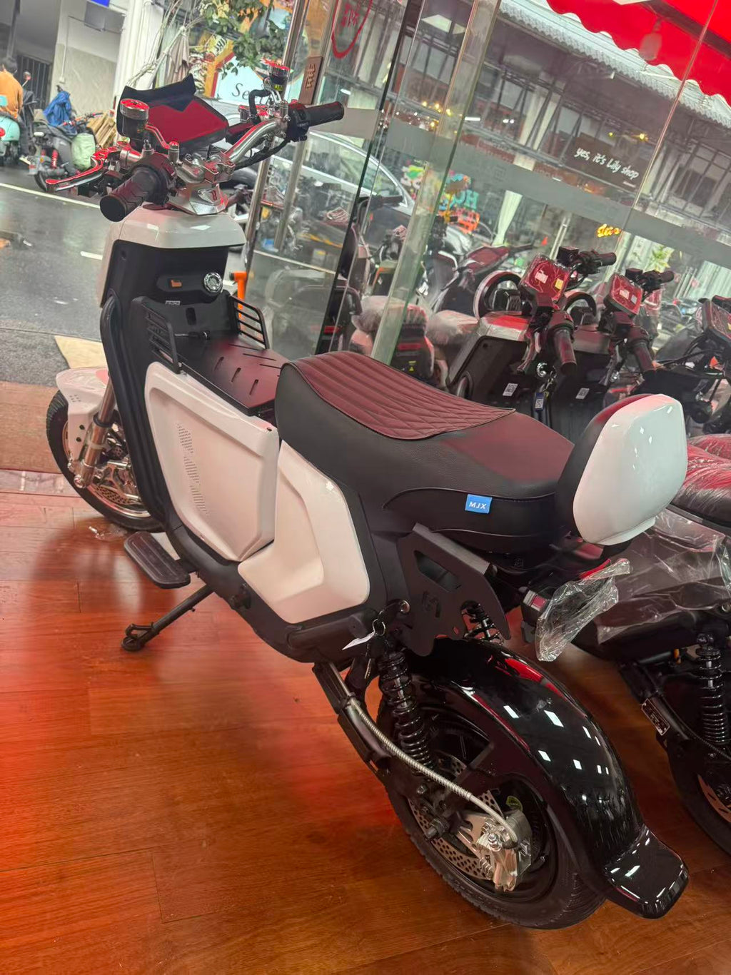1500W motor, 48V/30A battery, capable of sustaining a range of 90 kilometers. Arctic White color scheme. One-year warranty. Top speed of up to 60 km/h.