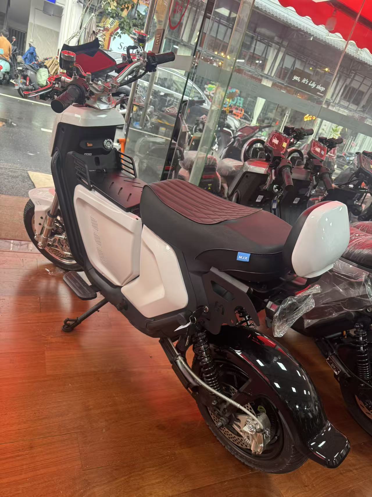 1500W motor, 48V/30A battery, capable of sustaining a range of 90 kilometers. Arctic White color scheme. One-year warranty. Top speed of up to 60 km/h.